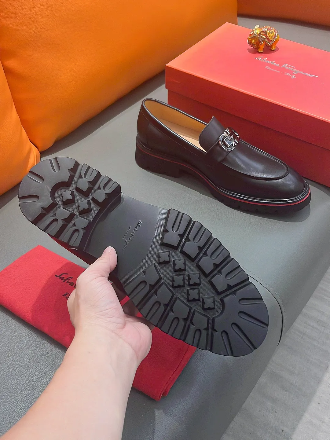 Men's shoes FERRAGAMO "Ferragamo" P540 Regular size: 39-44 (38, 45, 46, 47 customized) (suit shoes) Product materials: Selected first-layer cowhide upper, imported sheepskin lining; original outsole.